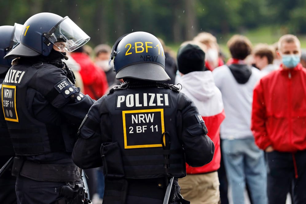 Die Polizei war mit einem Großaufgebot vor Ort, als einige hundert Fans des 1. FC Köln das Relegationsspiel gegen Holstein Kiel auf den Jahnwiesen verfolgten (Archivbild): Auch am Samstag will die Polizei am Stadion präsent sein.