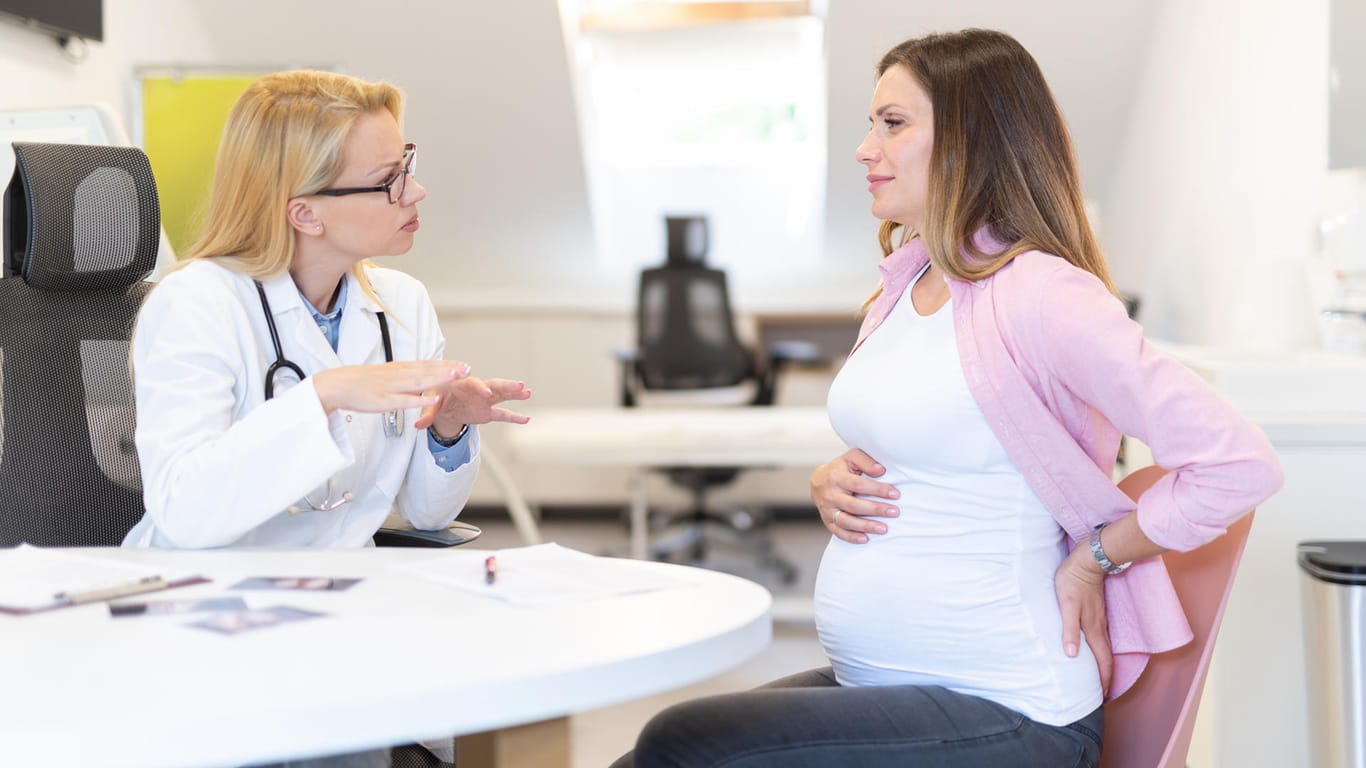Eine Schwangere im Gespräch mit einer Ärztin: Scheidenpilz kommt in der Schwangerschaft häufiger vor.
