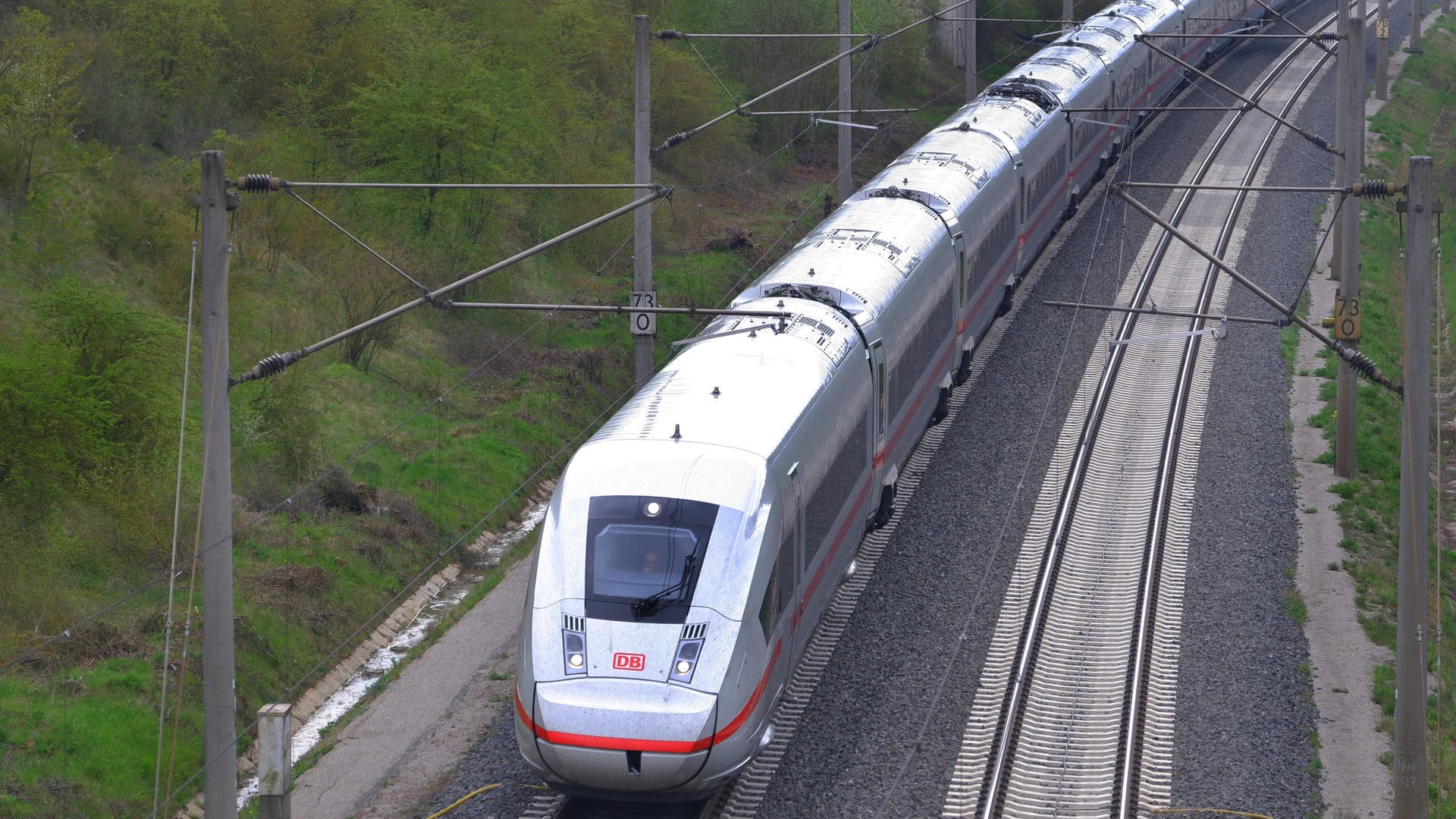 Ein ICE auf einer Srecke bei Hannover (Symbolbild): In zehn bis 12 Jahren soll die Strecke fertiggestellt werden.