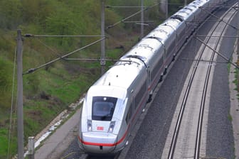 Ein ICE auf einer Srecke bei Hannover (Symbolbild): In zehn bis 12 Jahren soll die Strecke fertiggestellt werden.