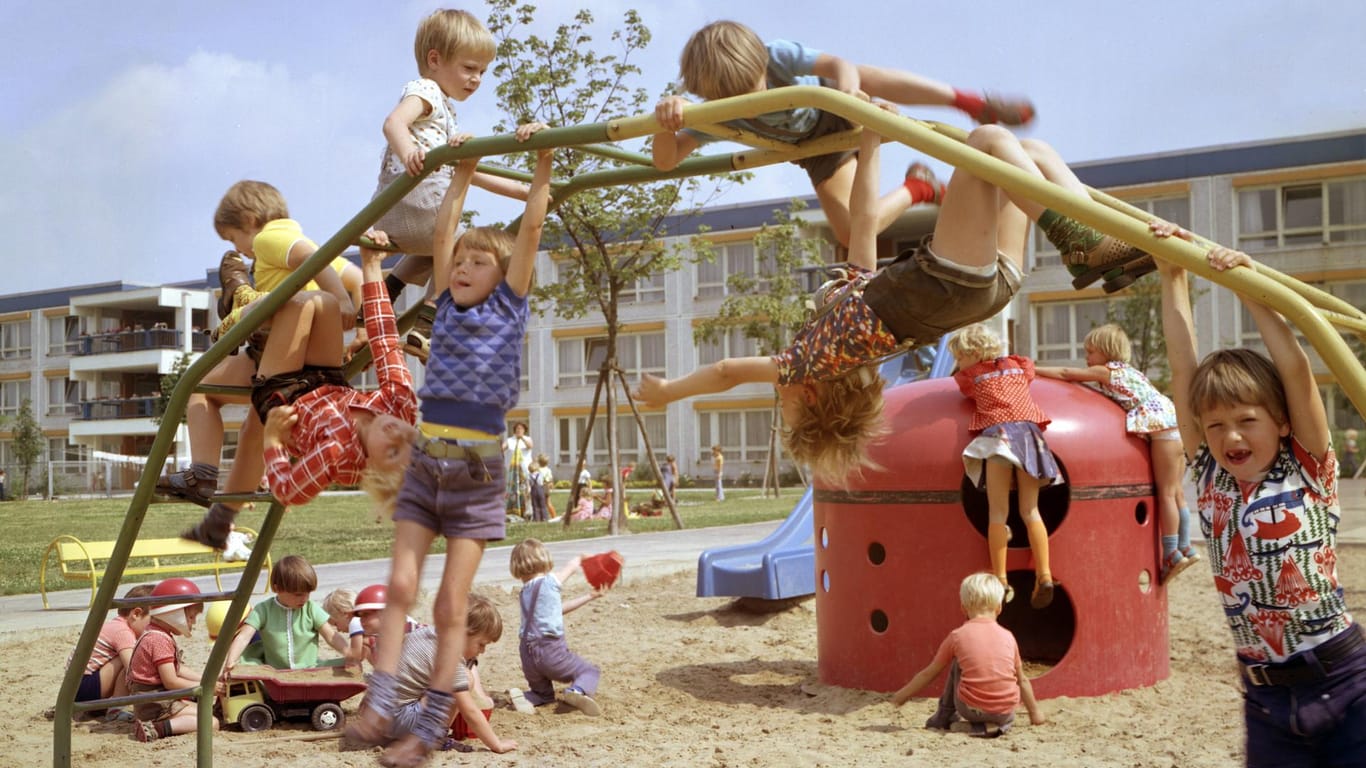 Kindergarten in Ost-Berlin: Ein Klettergerüst ist das Highlight auf einem Spielplatz. (Aufnahme: ca. 1976)