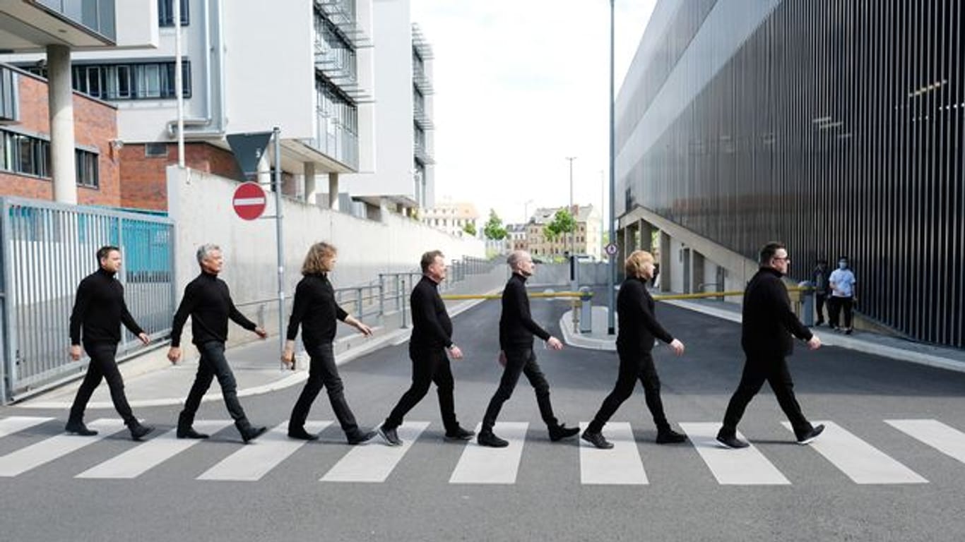 Abbey Road in Leipzig: Mathias Dietrich (l-r), Jens Sembdner, Alexander Zieme Henri Schmidt, Wolfgang Lenk, Tobias Künzel und Sebastian Krumbiegel sind Die Prinzen.