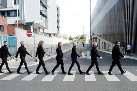 Abbey Road in Leipzig: Mathias Dietrich (l-r), Jens Sembdner, Alexander Zieme Henri Schmidt, Wolfgang Lenk, Tobias Künzel und Sebastian Krumbiegel sind Die Prinzen.