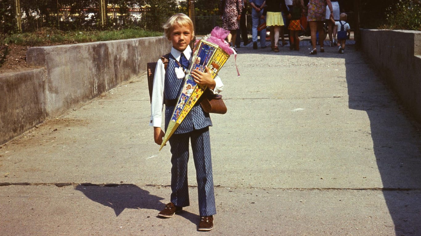 Schulanfang in Ost-Berlin: Eine sechseckige Zuckertüte gehört dazu. (Aufnahme: ca. 1972)