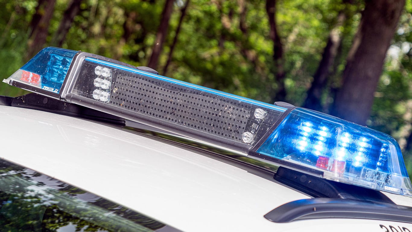 Ein Blaulicht auf einen Polizeifahrzeug (Symbolbild): Die Diebe haben das Dach angeschnitten und konnten so in die Lagerhalle eindringen.