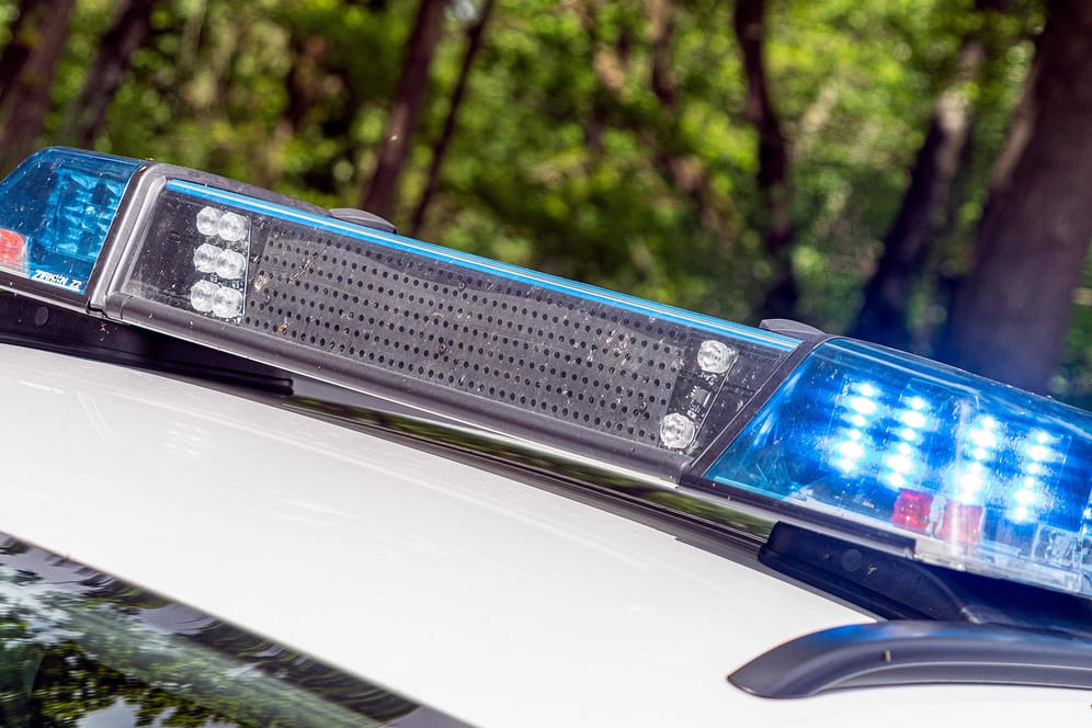 Ein Blaulicht auf einen Polizeifahrzeug (Symbolbild): Die Diebe haben das Dach angeschnitten und konnten so in die Lagerhalle eindringen.