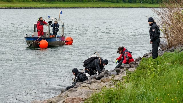 Taucher der Polizei steigen in den Nord-Ostseekanal ein
