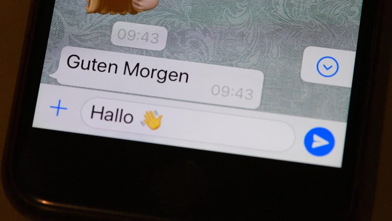 WhatsApp-Chat mit Emoji: Der Messenger führt regelmäßig neue Emojis ein.