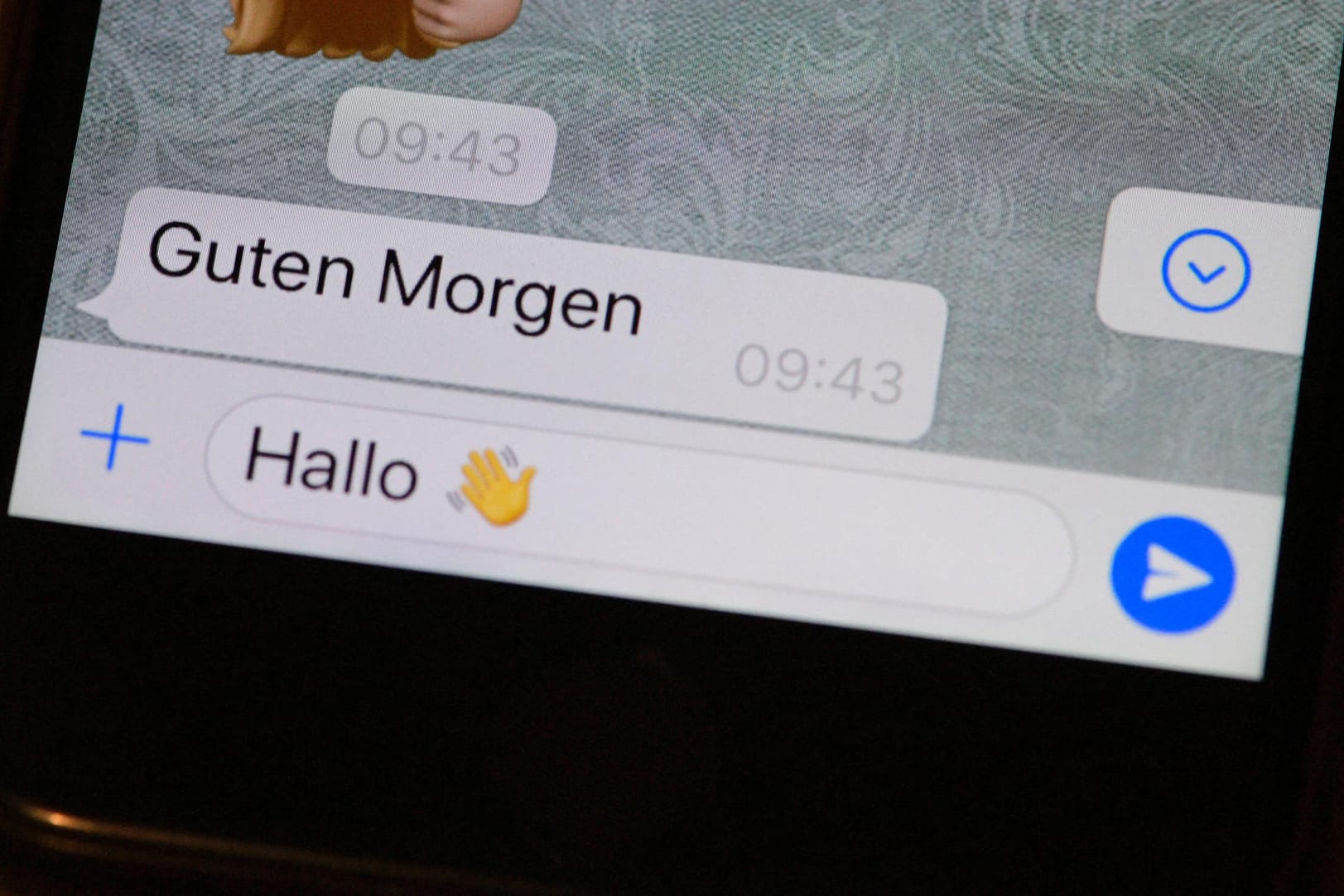 WhatsApp-Chat mit Emoji: Der Messenger führt regelmäßig neue Emojis ein.