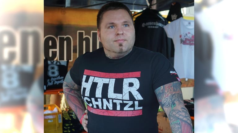 Frenck im T-Shirt mit "Htlrschntzl"-Aufschrift: Der Thüringer Verfassungsschutz führt den gelernten Koch als Rechtsextremisten.