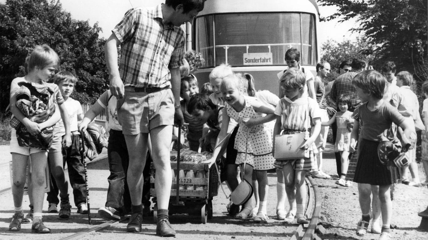 Kindertag in Dresden: Eine Schulklasse macht einen Ausflug mit der Straßenbahnlinie 11. (Aufnahme: 1.6.1988)