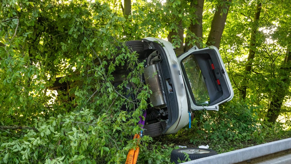 Ein Kleinwagen im Gebüsch: In Bedburg ist ein Fahrer verunglückt.