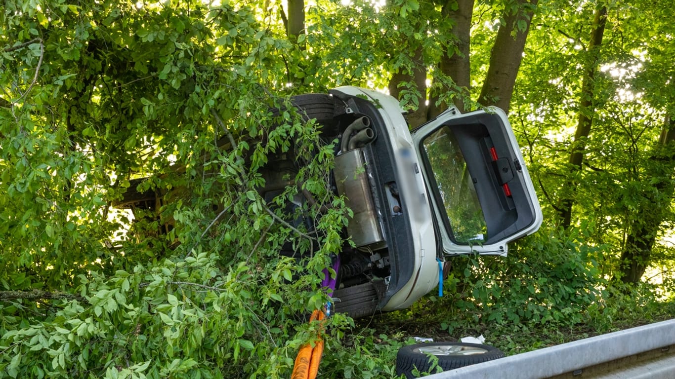 Ein Kleinwagen im Gebüsch: In Bedburg ist ein Fahrer verunglückt.