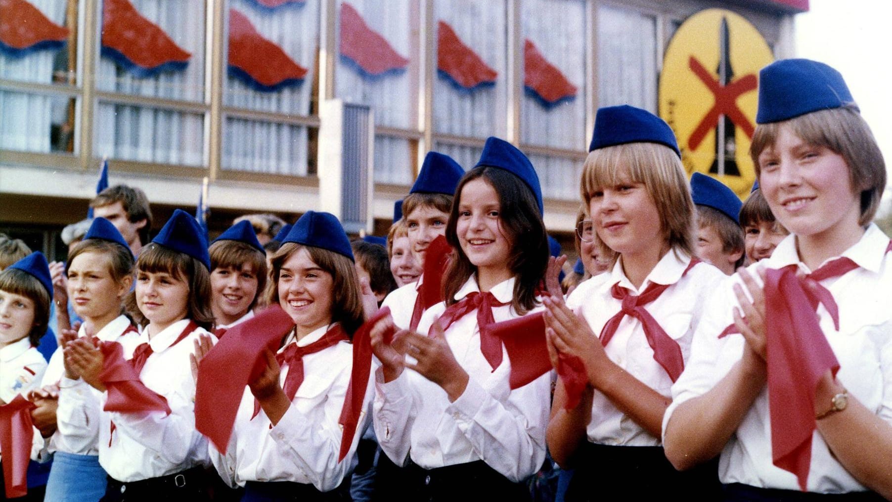 VII. Pioniertreffen von 1982 in Bautzen: Thälmannpioniere tragen weiße Bluse, rotes Halstuch und blaues Käppi.