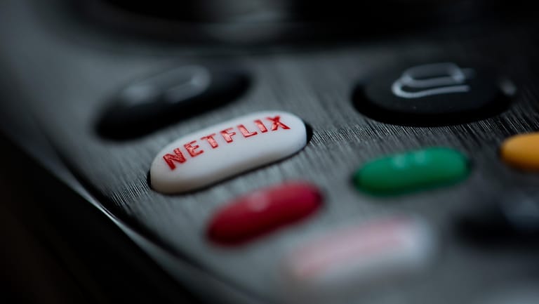 Netflix-Button auf einer Fernbedienung: Der Streaminganbieter erhöht regelmäßig seine Preise. Verbraucherschützer sehen das kritisch.