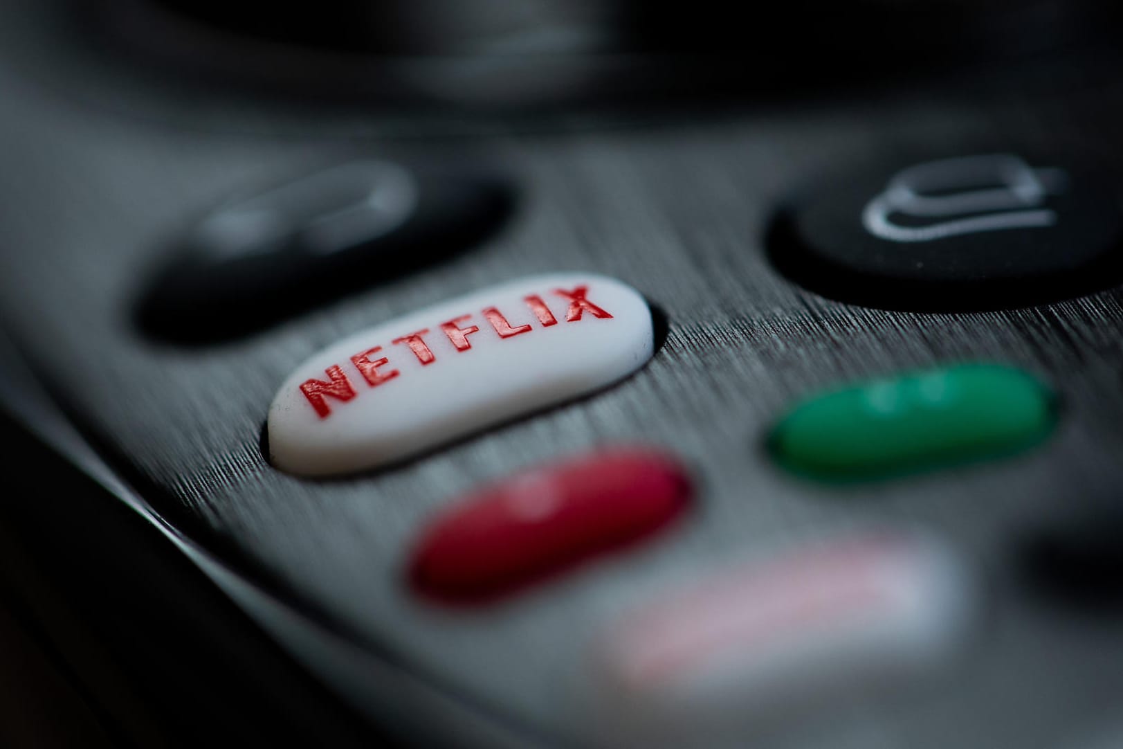 Netflix-Button auf einer Fernbedienung: Der Streaminganbieter erhöht regelmäßig seine Preise. Verbraucherschützer sehen das kritisch.