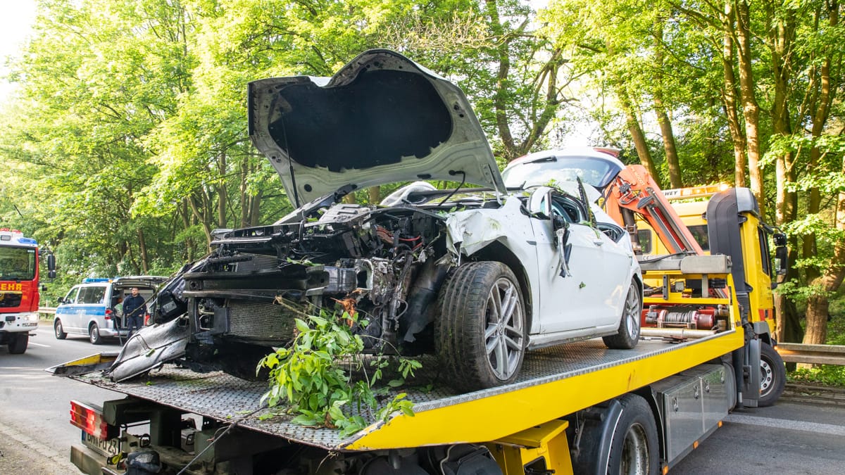 Ein Auto auf einem Abschleppwagen: Der Fahrer des Wagens ist verunglückt.