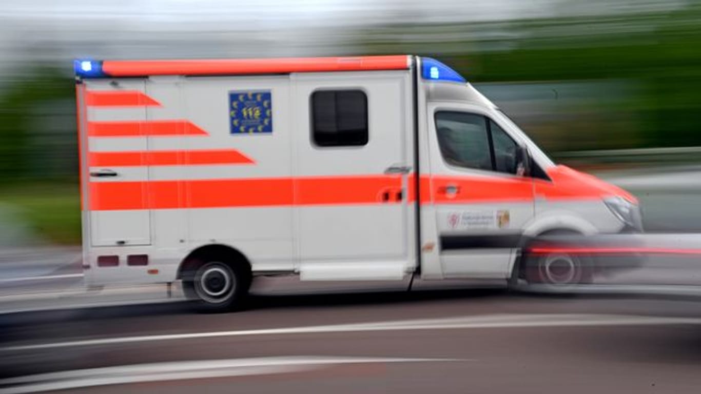 Ein Krankenwagen fährt mit Blaulicht auf einer Straße (Symbolbild): Einer der beiden Männer wurde sehr schwer verletzt.