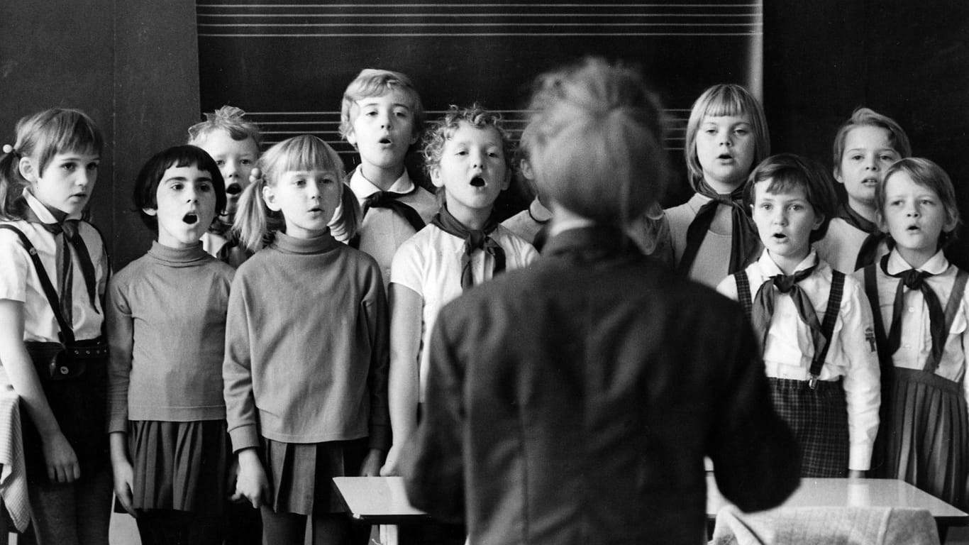 Klassenlehrerin mit Pionieren: Singen gehört zum Schulalltag dazu. (Aufnahme: ca. 1970)