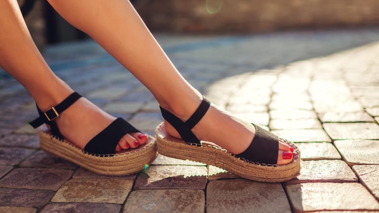 Der Sommer kommt und damit startet auch der Sommerschuh-Sale. Das sind die aktuellen Schuh-Schnäppchen.
