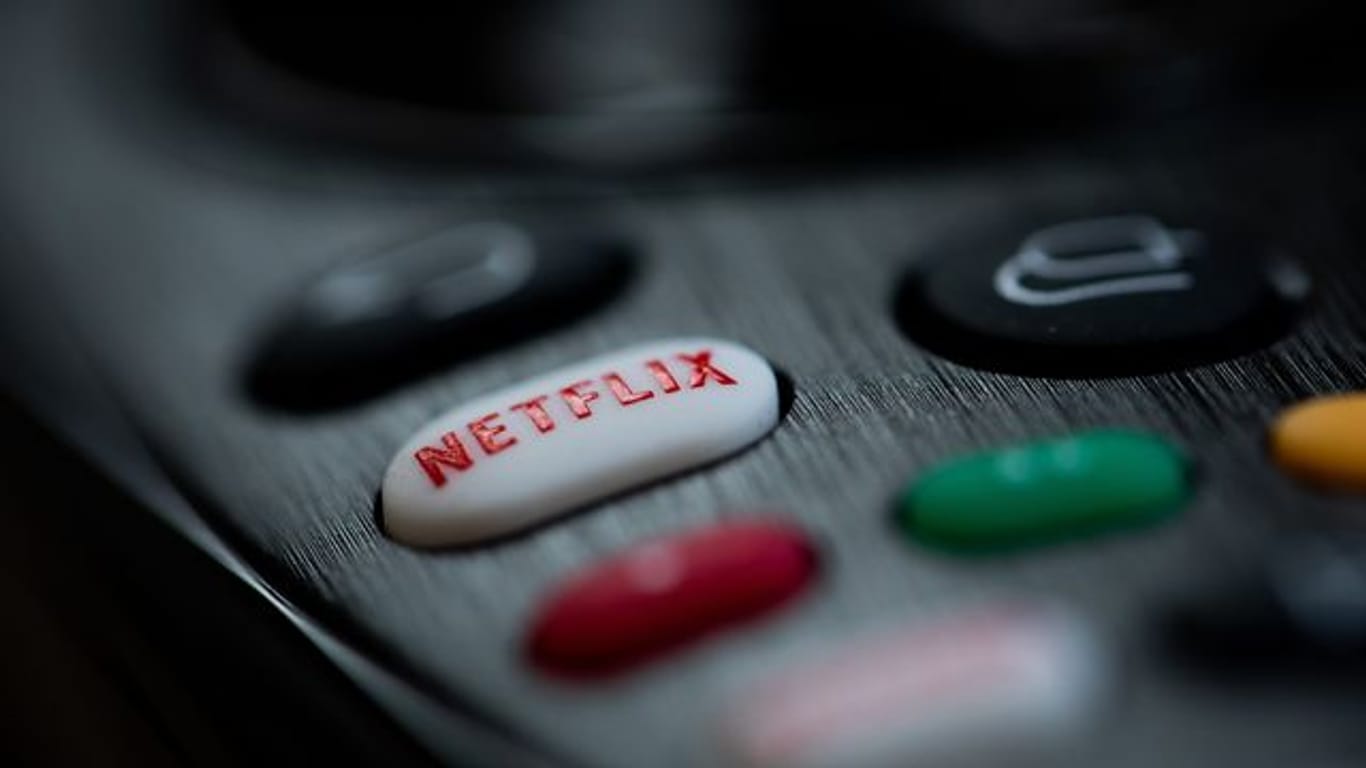 Der Streaming-Dienst Netflix darf in seinen Nutzungsbedingungen für Deutschland keine Klausel mehr verwenden, die jederzeit beliebige Preiserhöhungen erlaubt.