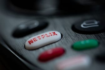 Der Streaming-Dienst Netflix darf in seinen Nutzungsbedingungen für Deutschland keine Klausel mehr verwenden, die jederzeit beliebige Preiserhöhungen erlaubt.