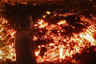 Eine Person steht vor der Lava des Nyiragongo am Stadtrand von Goma: Nach fast zwei Jahrzehnten war der Vulkan am vergangenen Wochenende wieder ausgebrochen.