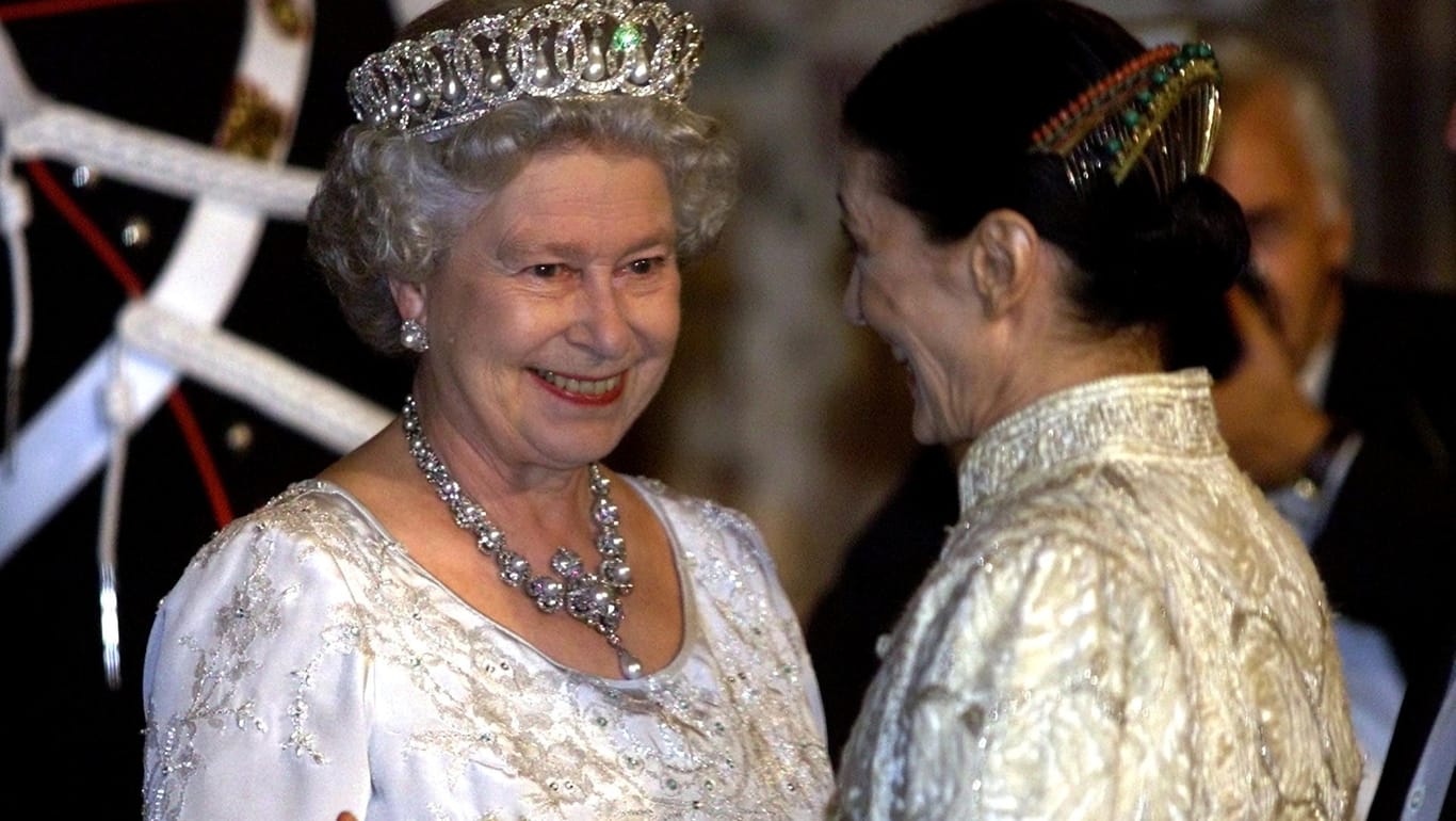 Carla Fracci: Im Jahr 2000 traf sie auf Queen Elizabeth II. in Rom.