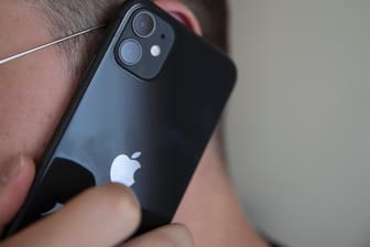 Ein Mann telefoniert mit einem iPhone (Symbolbild): Mit wenig Aufwand können Sie unter iOS eigene Klingeltöne erstellen.