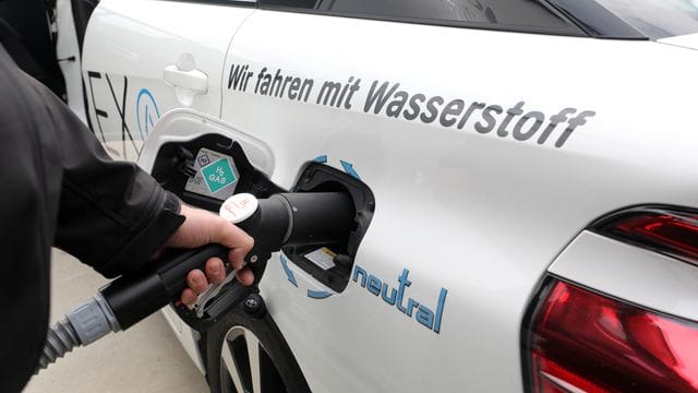 Ein Auto wird mit Wasserstoff betankt