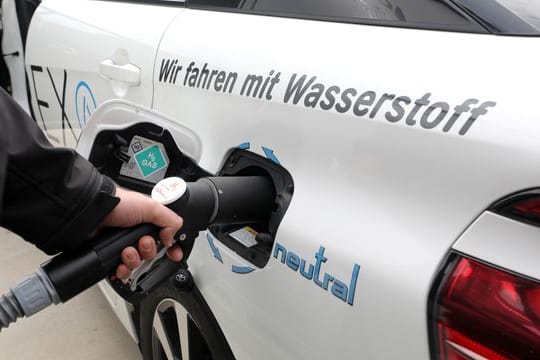 Ein Auto wird mit Wasserstoff betankt