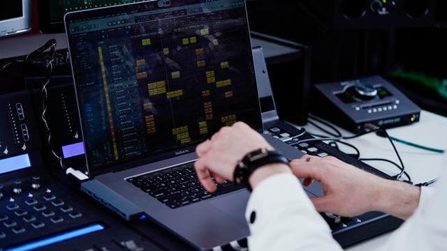 Ein Musikproduzent arbeitet am Rechner: Für Urheber, Internetnutzer und Plattformbetreiber wird es voraussichtlich ab 7. Juni neue Regeln zum Umgang mit urheberrechtlich geschützten Werken geben. Ein Musikproduzent arbeitet am Rechner: Für Urheber, Internetnutzer und Plattformbetreiber wird es voraussichtlich ab 7. Juni neue Regeln zum Umgang mit urheberrechtlich geschützten Werken geben.