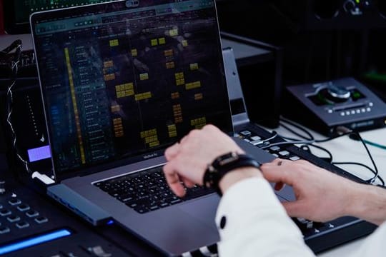 Ein Musikproduzent arbeitet am Rechner: Für Urheber, Internetnutzer und Plattformbetreiber wird es voraussichtlich ab 7. Juni neue Regeln zum Umgang mit urheberrechtlich geschützten Werken geben.