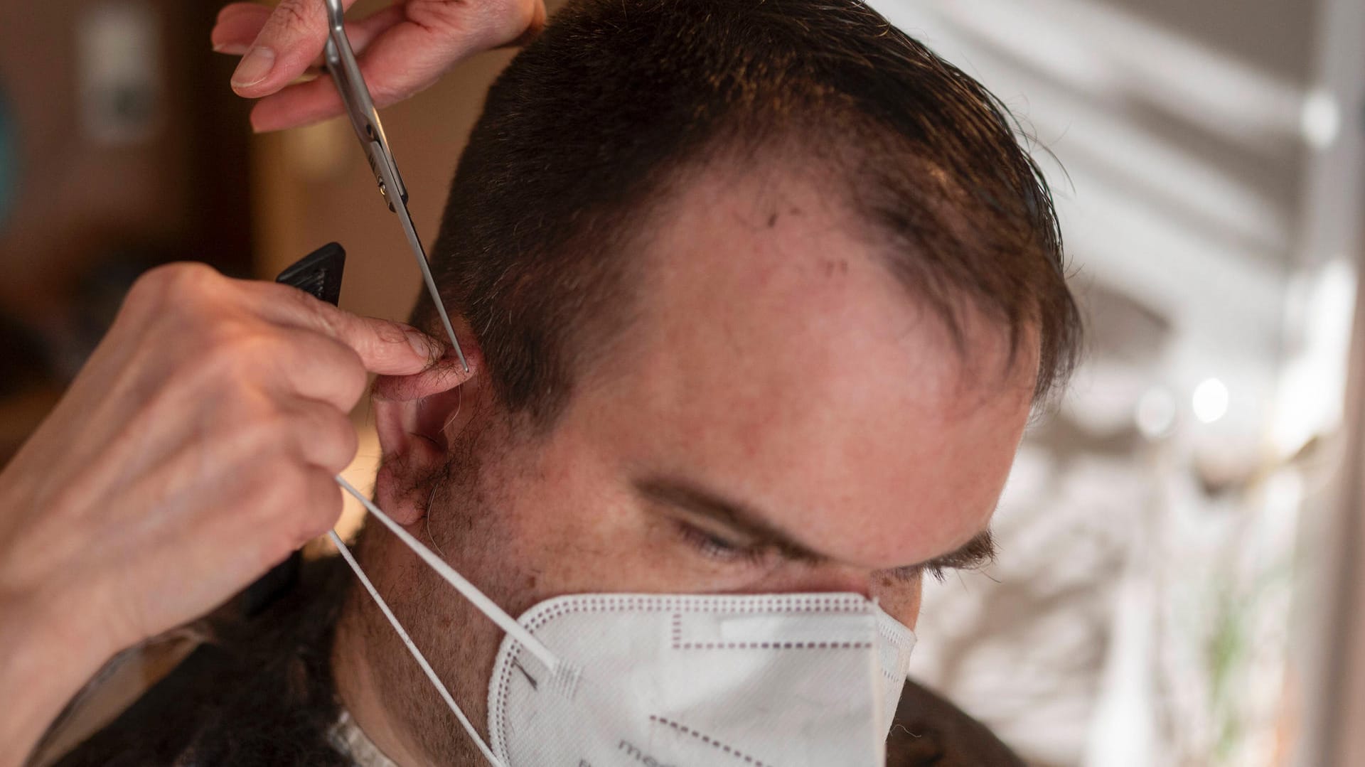 Szene beim Friseur (Symbolfoto): Haareschneiden erwies sich während der Corona-Lockdowns als Akt der Illoyalität.