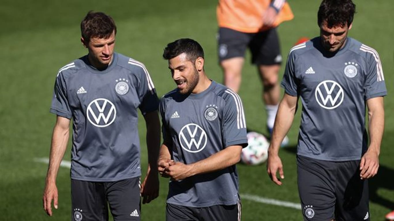 Zurück beim DFB-Team: Thomas Müller (l),Kevin Volland und Mats Hummels (r) beim ersten Training in Seefeld.