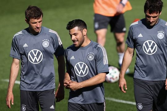 Zurück beim DFB-Team: Thomas Müller (l),Kevin Volland und Mats Hummels (r) beim ersten Training in Seefeld.