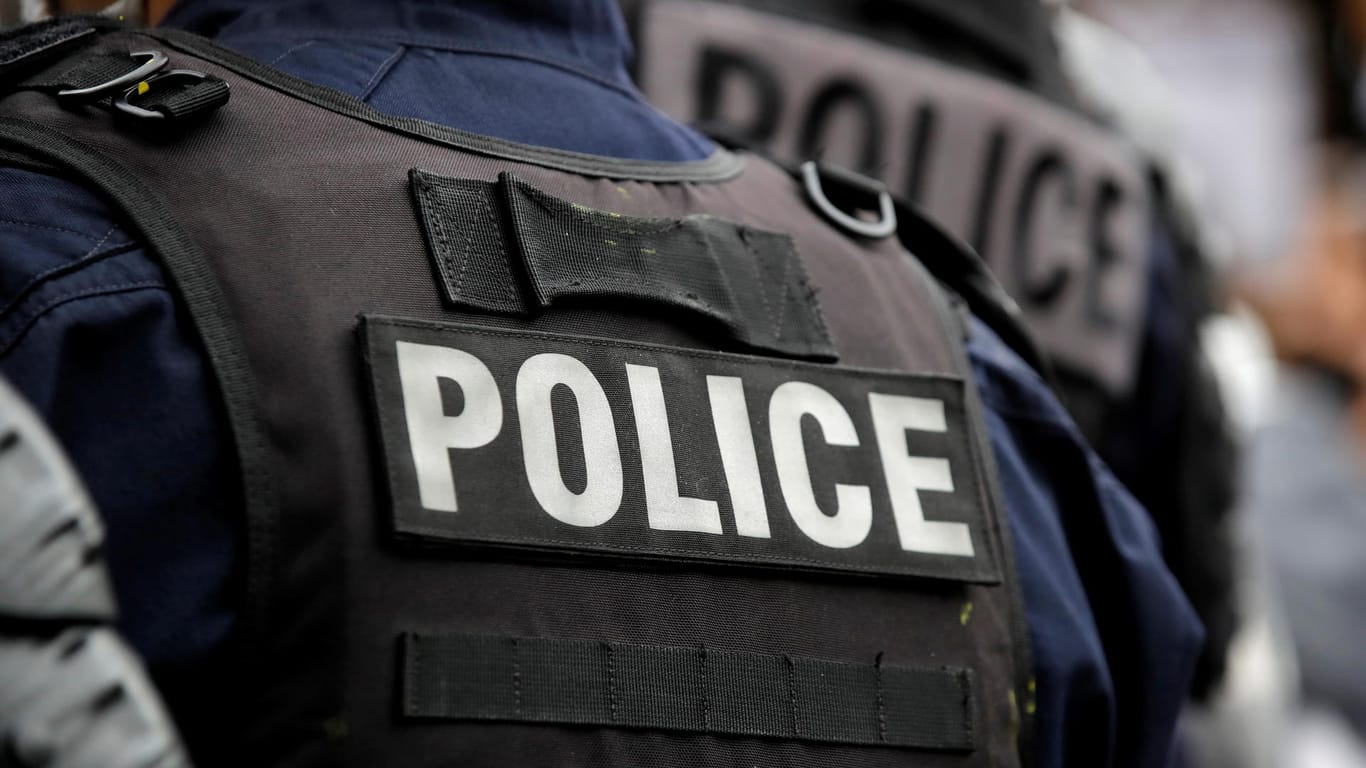 Französische Polizistin (Symbolbild): In Frankreich hat ein Mann eine Frau im dienst mit einem Messer verletzt.