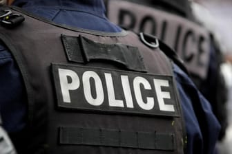 Französische Polizistin (Symbolbild): In Frankreich hat ein Mann eine Frau im dienst mit einem Messer verletzt.