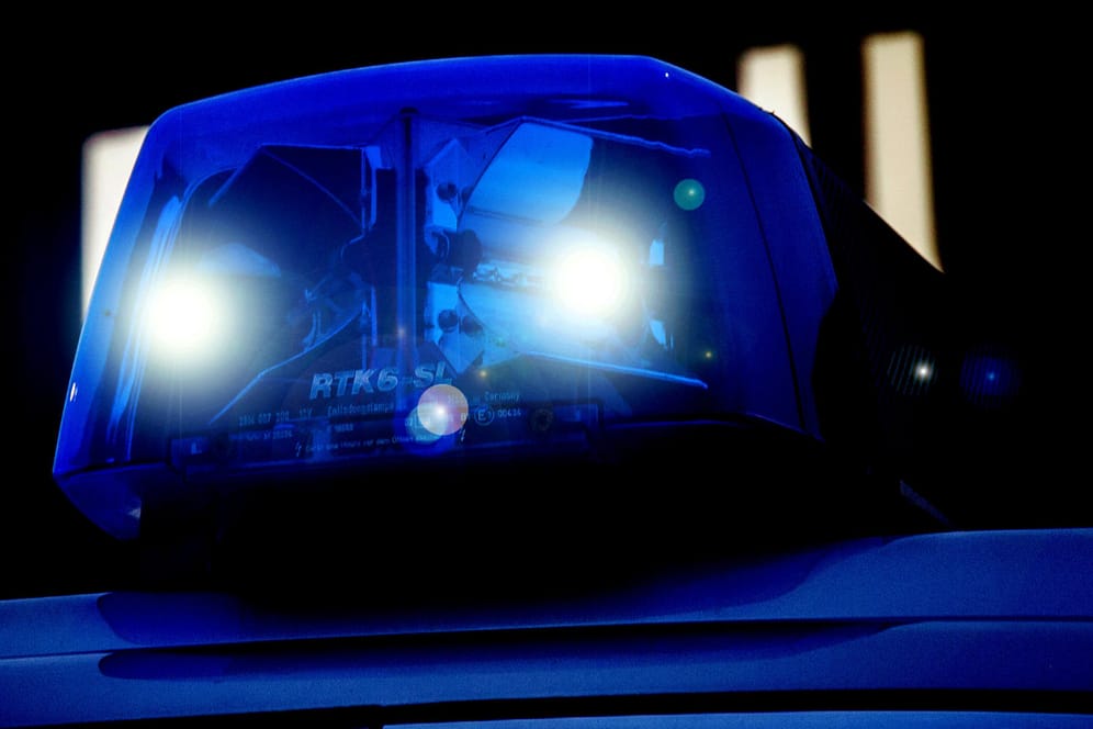 Blaulicht eines Polizeiwagens: In Aurich ist eine Mutter zu einer Haftstrafe verurteilt worden, nachdem sie ihr Baby zu Tode geschüttelt haben soll (Symbolfoto).