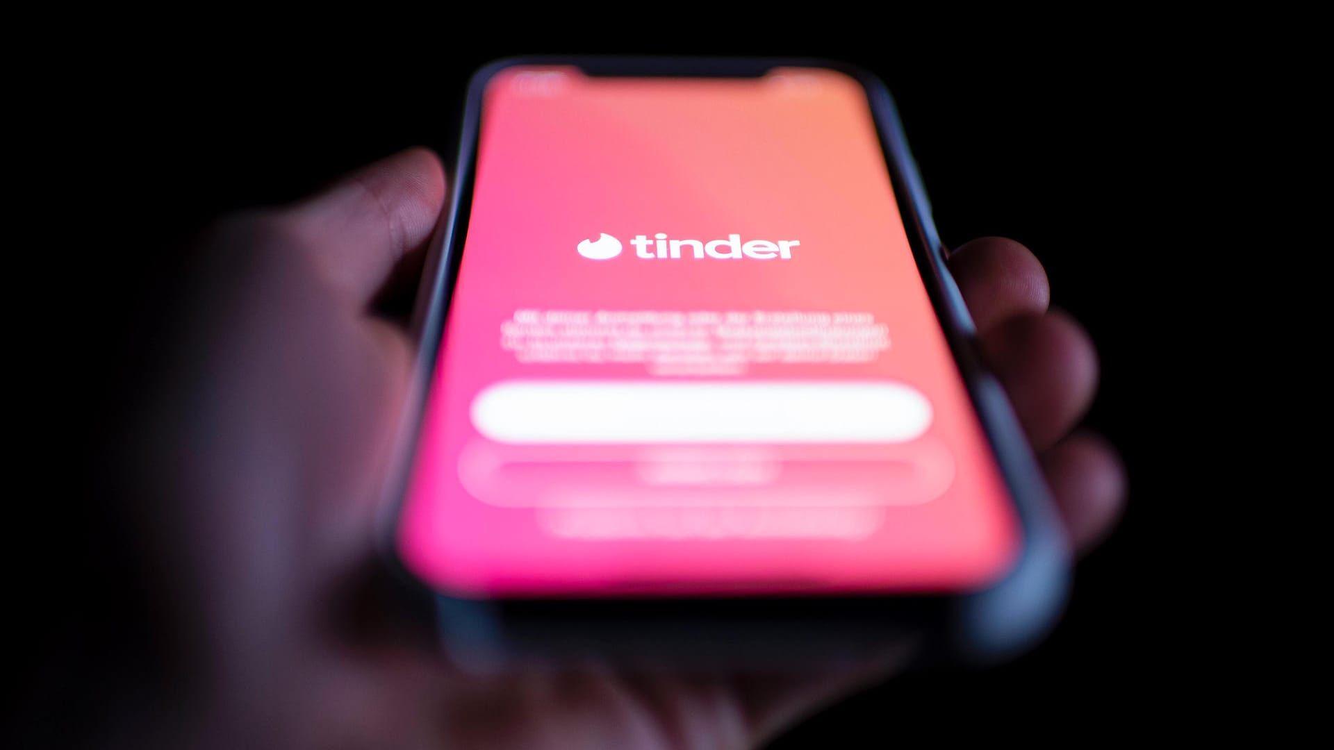 Tinder ist auf einem Smartphone geöffnet (Symbolbild): Wegen einer Vergewaltigung bei einem Date muss ein 29-Jähriger in Haft.