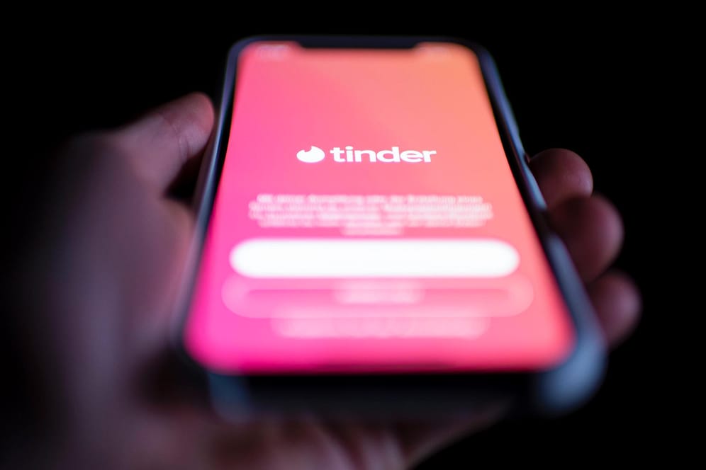 Tinder ist auf einem Smartphone geöffnet (Symbolbild): Wegen einer Vergewaltigung bei einem Date muss ein 29-Jähriger in Haft.