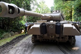 Ein "Panther" Kampfpanzer steht in Heikendorf (Schleswig-Holstein) zum Abtransport bereit (Archivbild): Der Panzer ist nicht mehr fahrtüchtig.