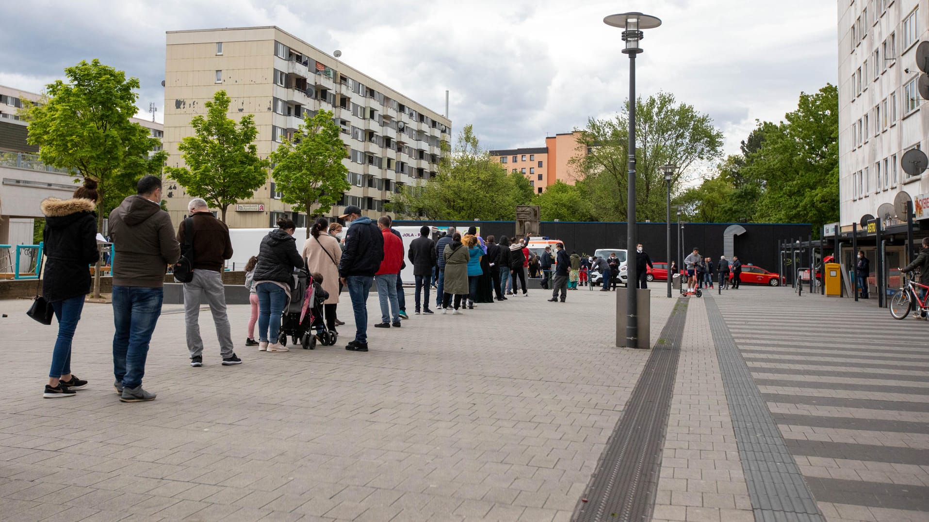 Schlange vor dem mobilen Impfzentrum am "Platz der Kulturen": Am ersten Tag der Impfaktion gab es einen noch größeren Andrang.