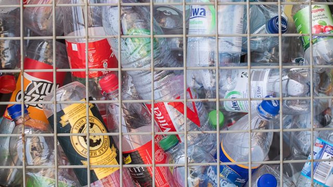 PET-Flaschen sollen künftig einen Mindestanteil an recyceltem Kunststoff enthalten.