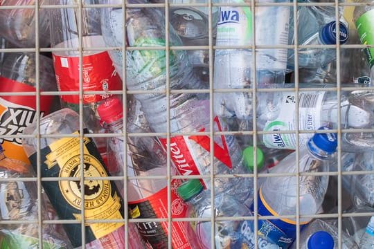 PET-Flaschen sollen künftig einen Mindestanteil an recyceltem Kunststoff enthalten.