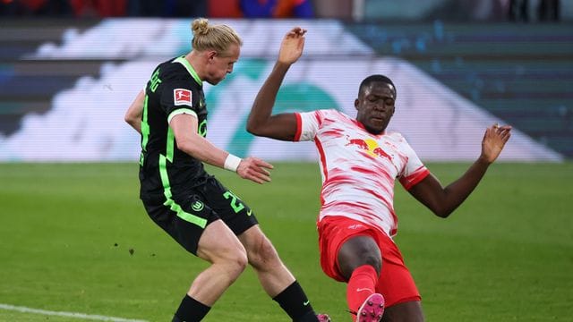 Ibrahima Konaté (r) wechselt nach Liverpool.