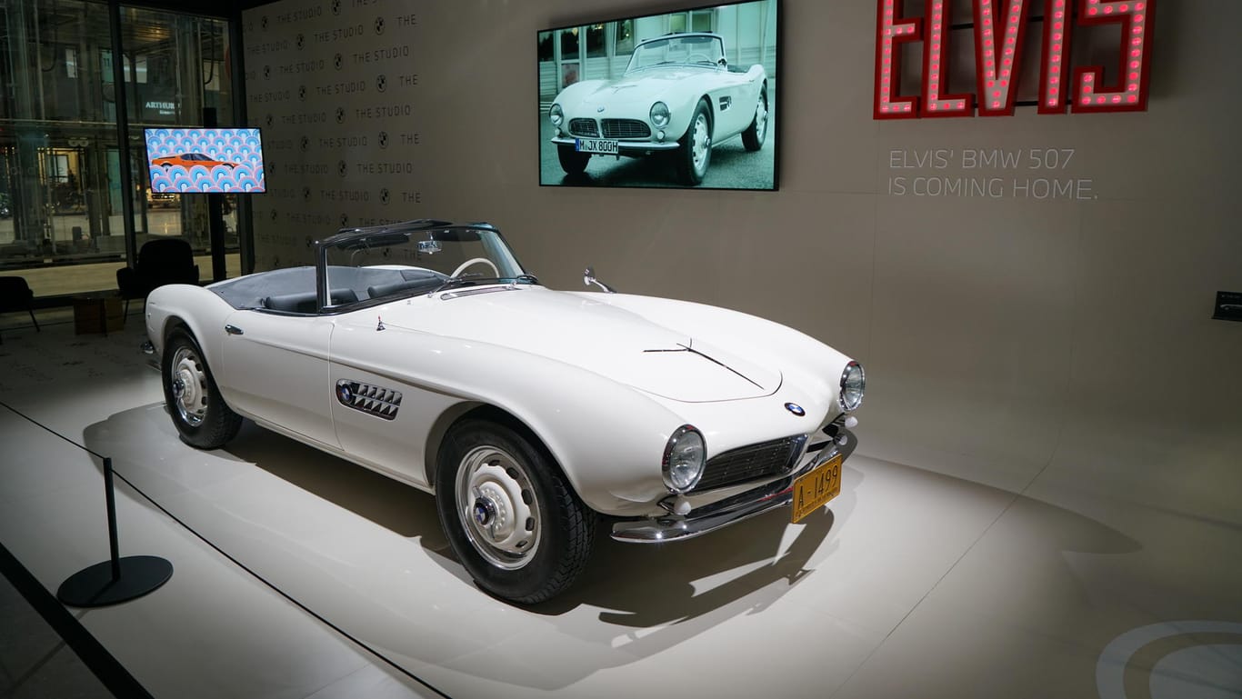 Elvis Presleys BMW 507 in der «Motorworld» in München: Besucher können den restaurierten Wagen betrachten.