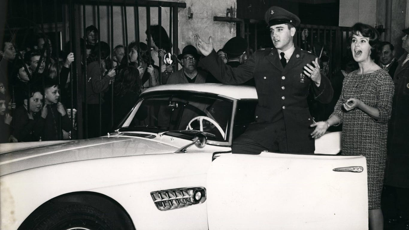 Elvis Presley und sein Auto (Archivbild): Am 12. Dezember 1958 kaufte sich Elvis einen BMW 507.