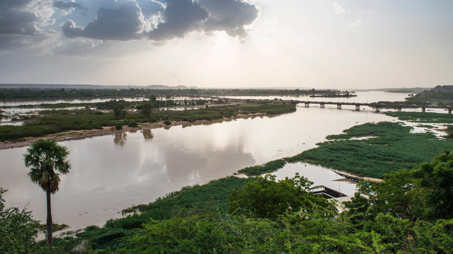 Der Fluss Niger in Westafrika: Ein überfülltes Boot ist dort am Mittwoch auseinander gebrochen (Archivfoto). Der Fluss Niger in Westafrika: Ein überfülltes Boot ist dort am Mittwoch auseinander gebrochen (Archivfoto).