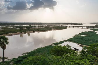 Der Fluss Niger in Westafrika: Ein überfülltes Boot ist dort am Mittwoch auseinander gebrochen (Archivfoto).